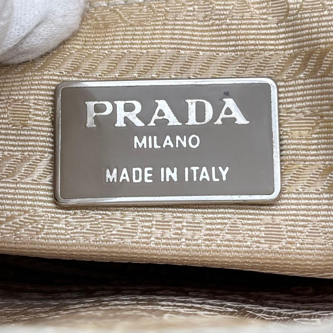 PRADA ショルダーバッグ 肩掛け トライアングルロゴ オールレザー 白