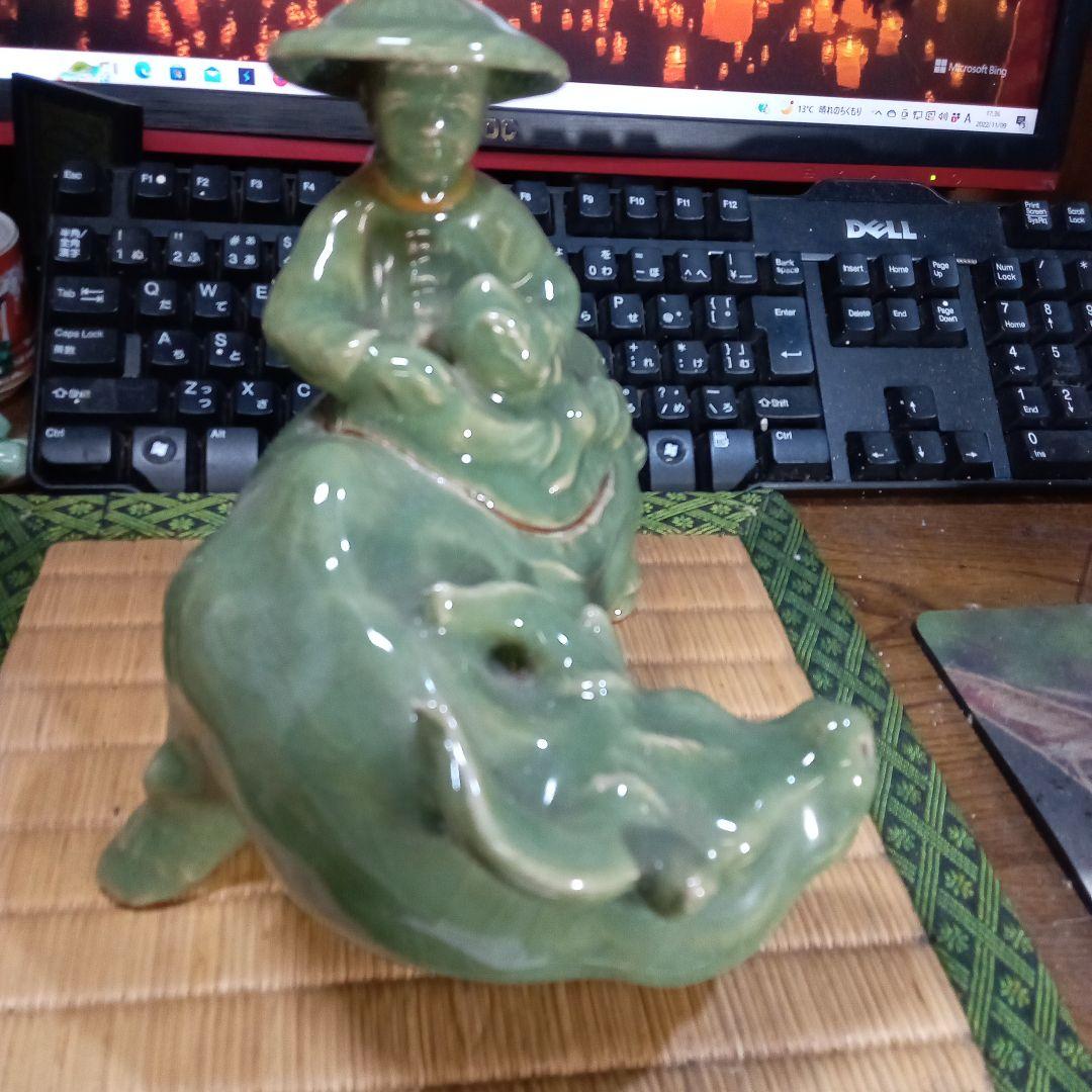 三田青磁　香炉　牛と老人