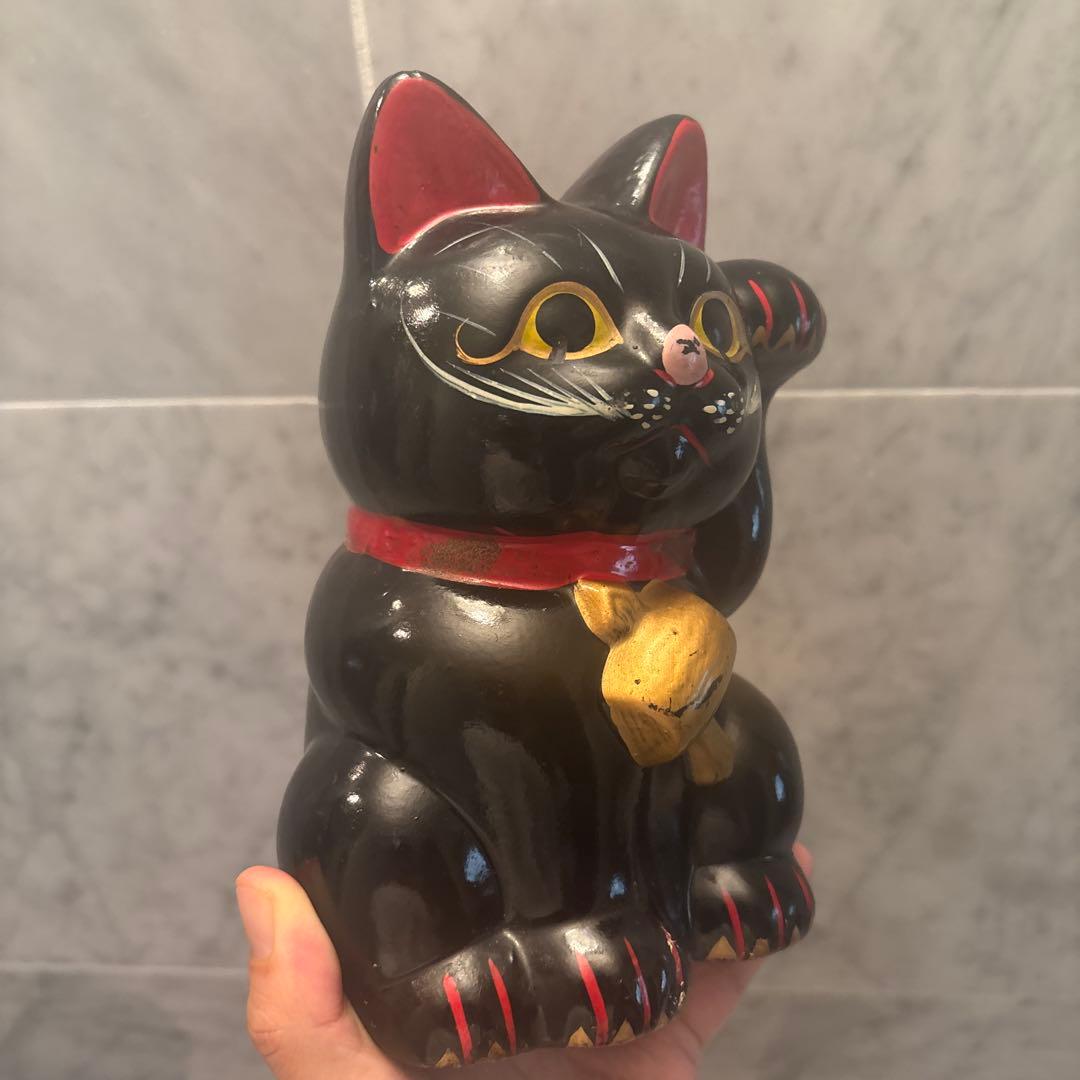 アンティーク手描きの長いお髭と大きな瞳が芸術的で打ち出の小槌が珍しい招き猫の陶器