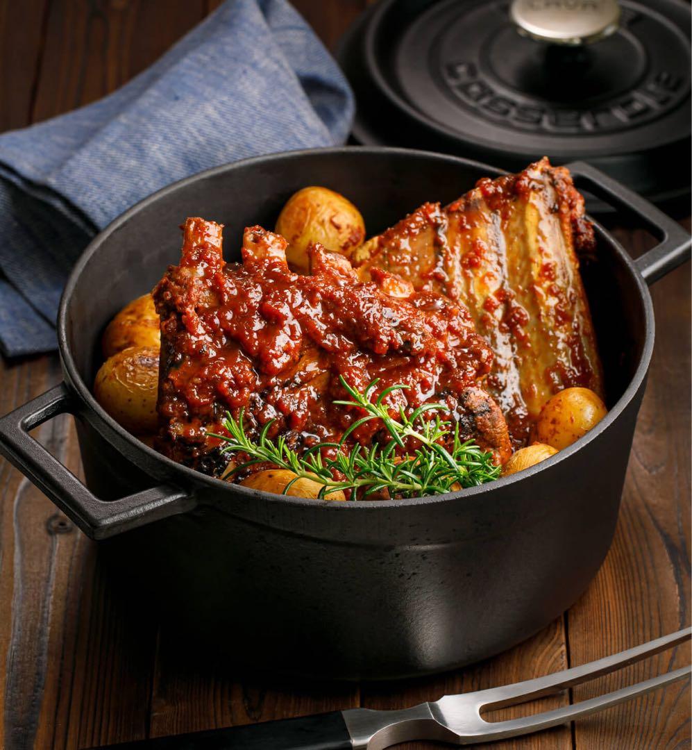 【新品未使用】LAVAラウンドキャセロール20cm 2.8L 鋳鉄　ブラック