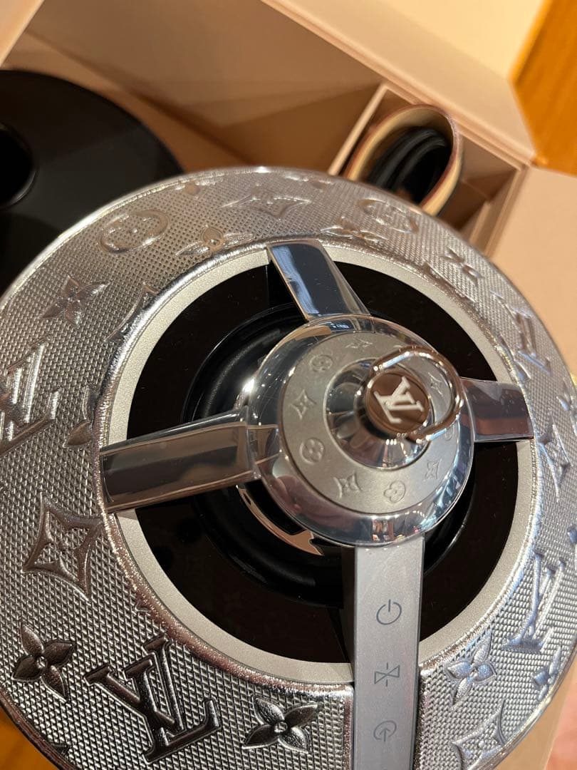 ルイ・ヴィトン ホライゾン ライト・アップ スピーカー シルバー