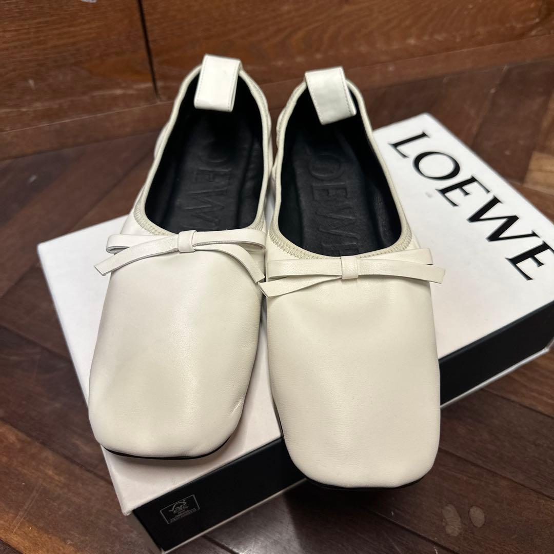 LOEWE リボン付きホワイトフラットバレエシューズ