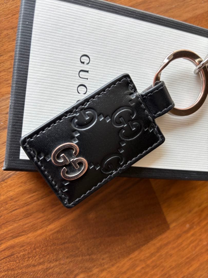 GUCCI グッチ GGロゴエンボス シマ柄 キーホルダー キーリング