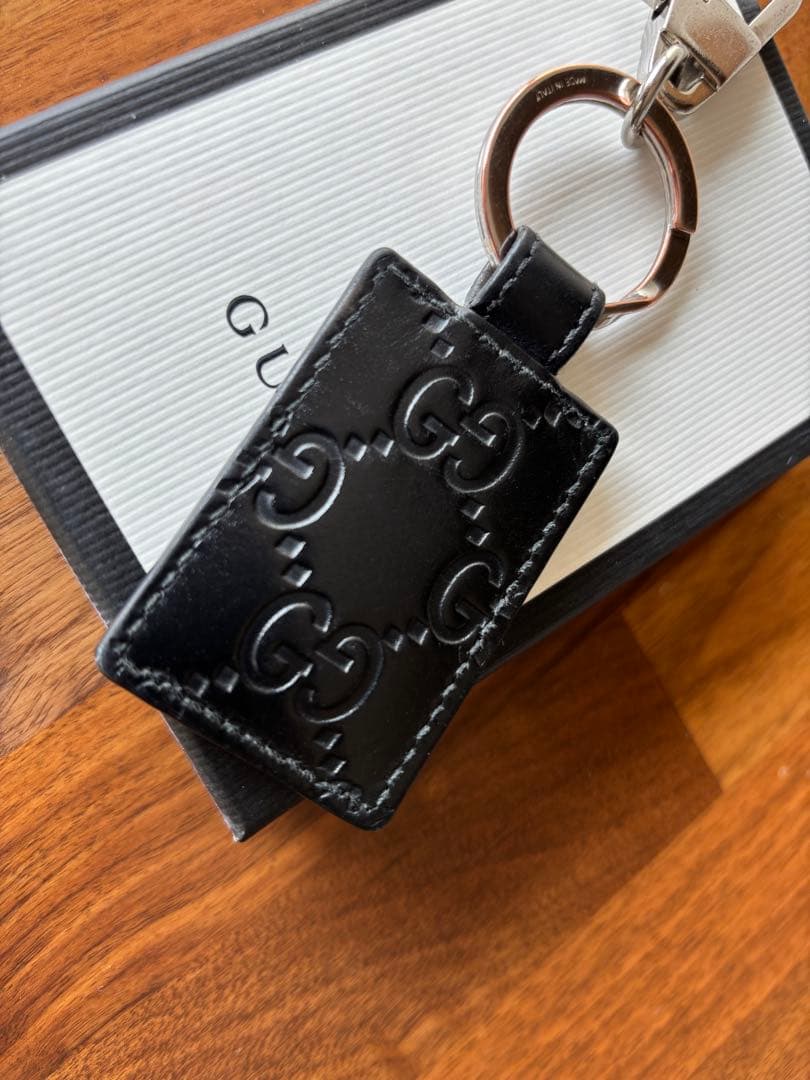 GUCCI グッチ GGロゴエンボス シマ柄 キーホルダー キーリング