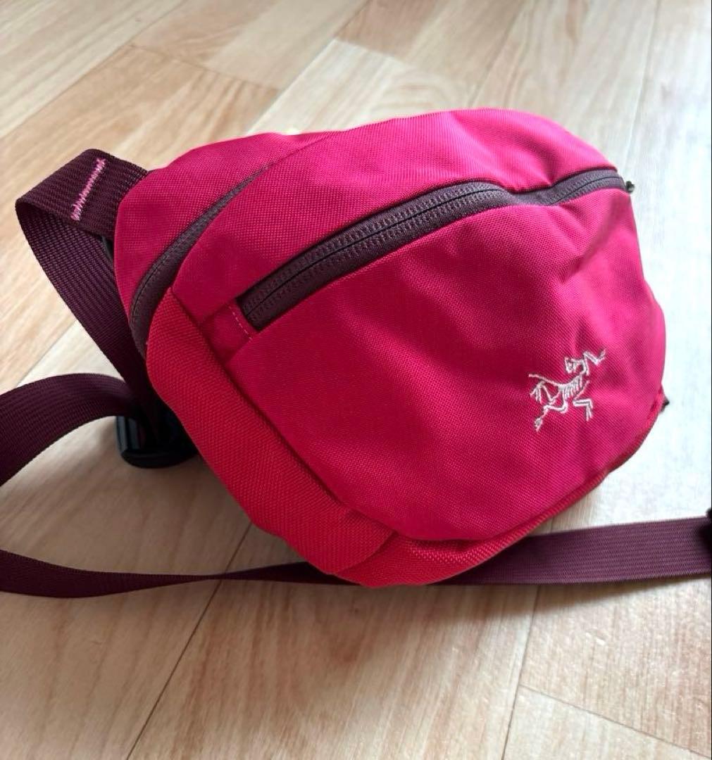 ほぼ未使用⭐︎アークテリクス マカ ショルダーバッグ ピンク ウエストポーチ