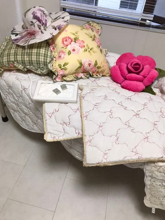 整体マッサージエステベッドと小棚その他備品