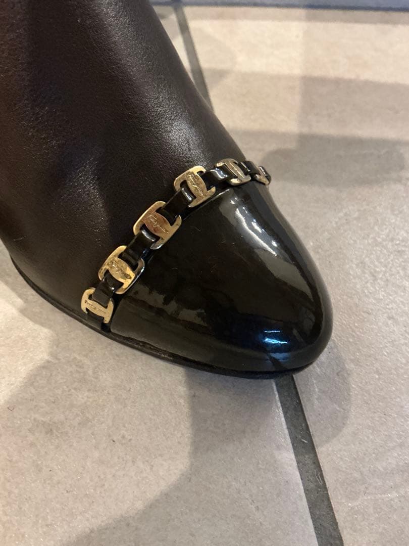 美品☆フェラガモ　レザー ブーツヴァラチェーン22.5☆シャネル好きな方にも