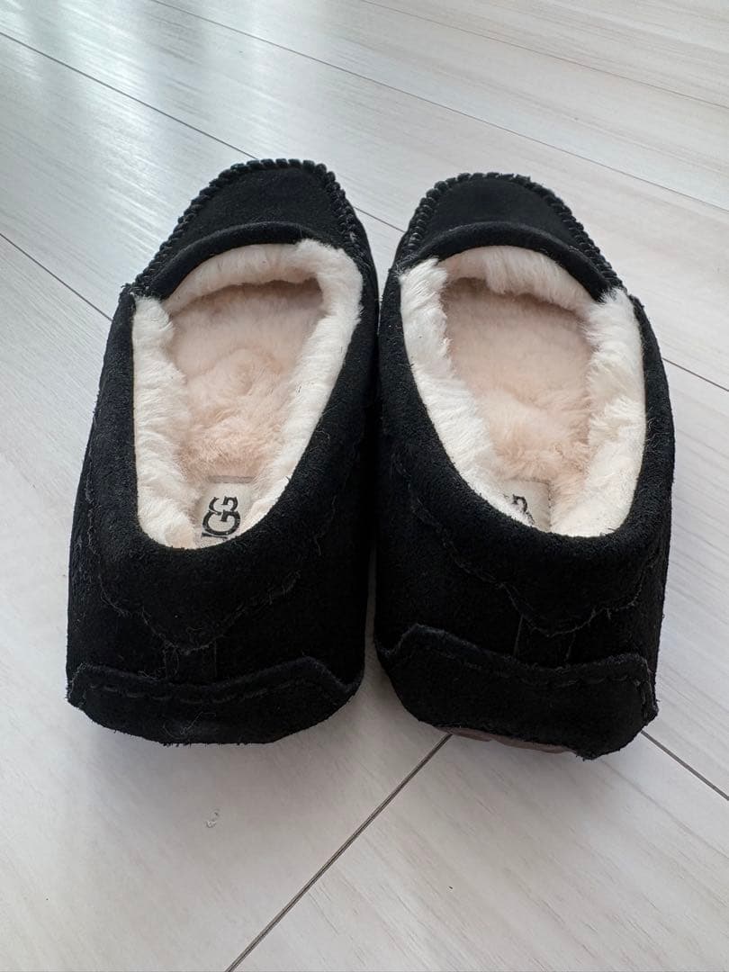 新品本物 UGG ブラック モカシン 24cm Scalloped