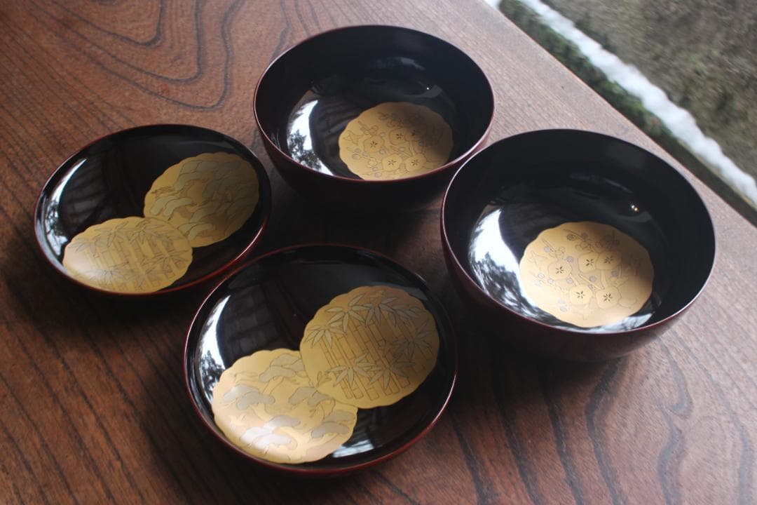 極小傷あり！極上紅溜塗にモダン松竹梅蒔絵のお椀2点（検輪島塗京塗蒔絵椀雑煮椀