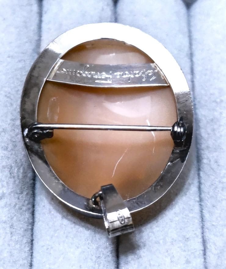 サルバトーレフェラガモ　シェルカメオSV925ブローチ／トップ箱付き　39360