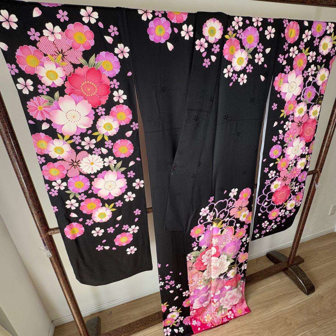 超美品　正絹　現代振袖　成人式　着物　正絹　172 黒　ピンク　刺繍　美しい花柄