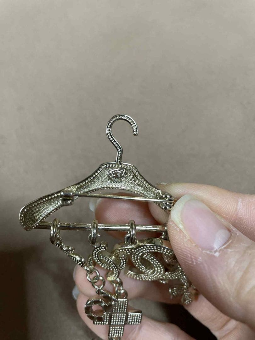 CHANEL シャネル ハンガーモチーフココマークブローチ