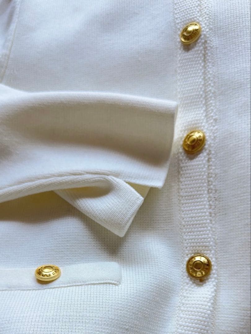 【未使用品】anuansオリジナルボタンノーカラーニットジャケット　ホワイト