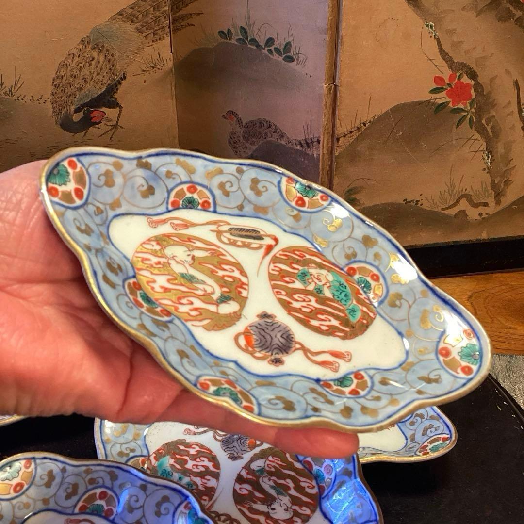 A920 古伊万里　金襴手　人物宝尽紋様　丸紋に唐草　菱形輪花皿　５枚
