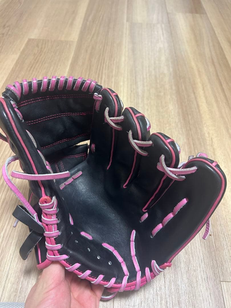 グラブワークス投手用 硬式グローブ 黒/ピンク　伊藤大海