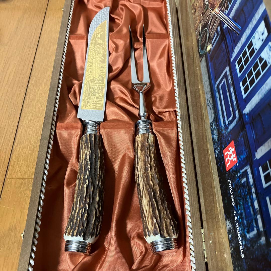 ゾーリンゲンの鹿柄カービングナイフ&フォークセット