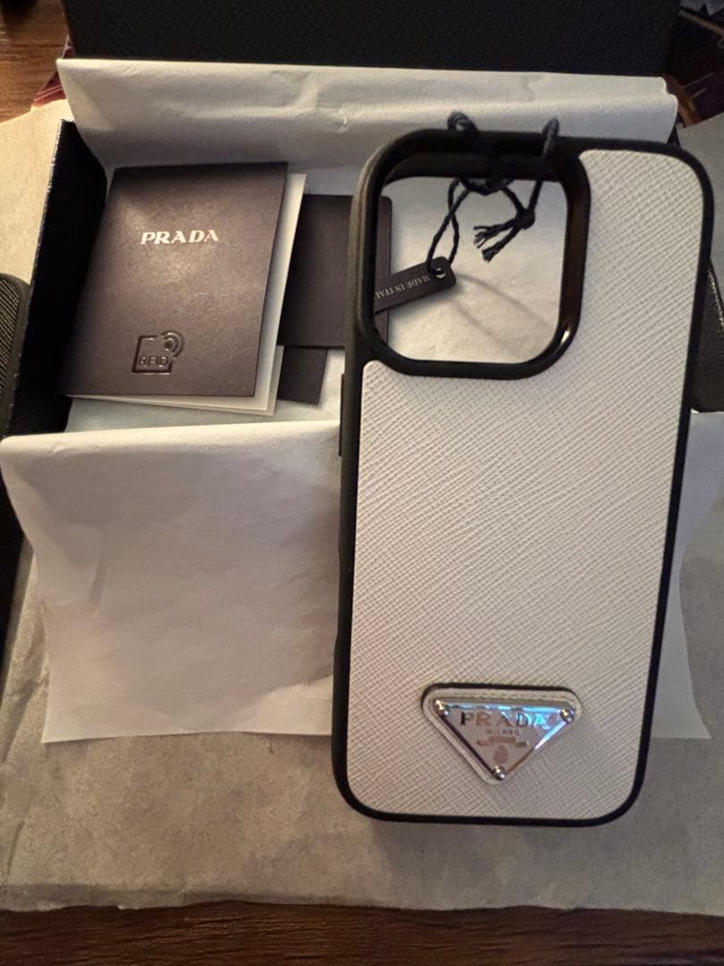 正規品PRADAiPhone 16 Pro 箱付き