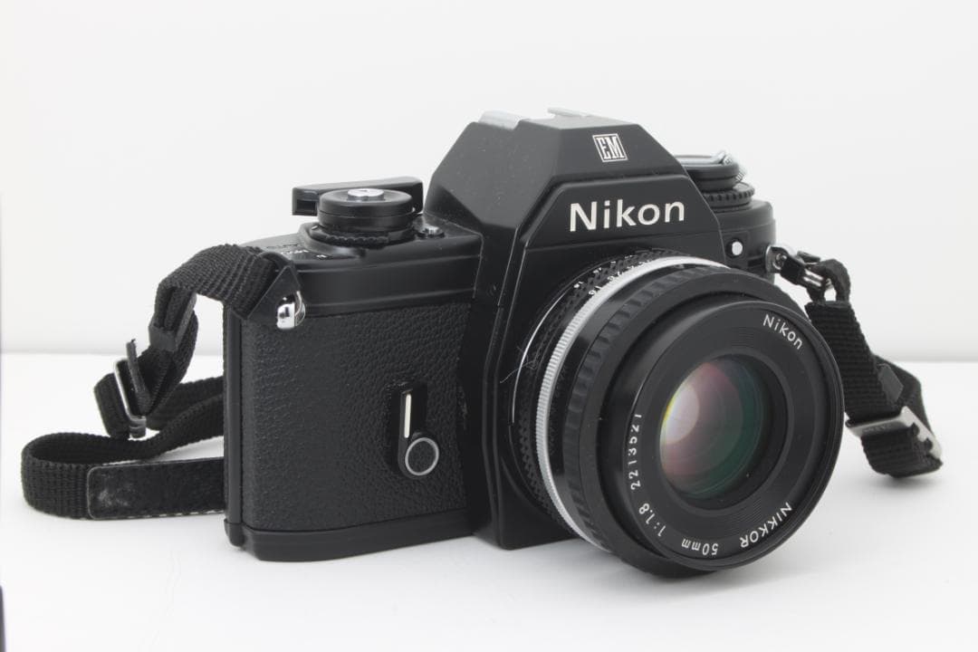 Nikon EM 　Nikkor 50mm f/1.8パンケーキレンズ