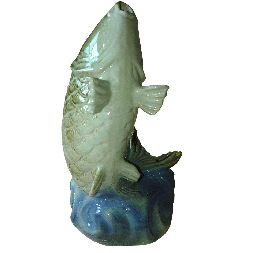 水面に跳び跳ねる鯉　置物　陶器製