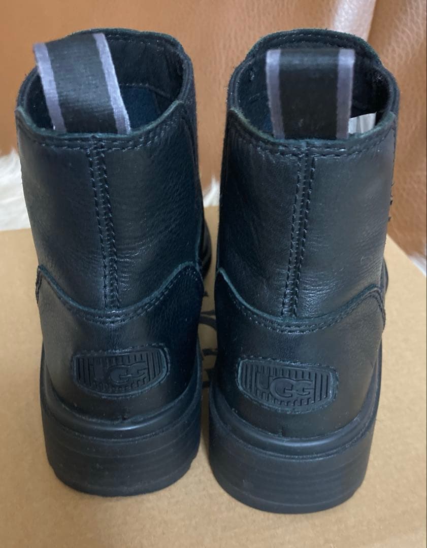 UGG サイドゴアブーツ　23