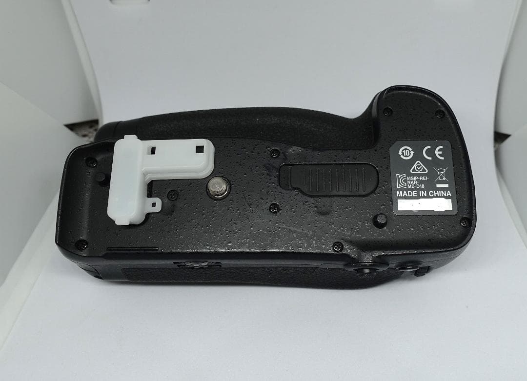 Nikon マルチパワーバッテリーパック MB-D18　(D850用）