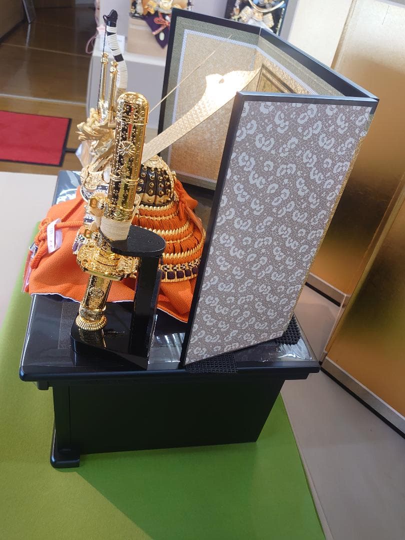 ●チコ●五月人形セット●正絹縅の金兜　彫金龍虎図収納飾り　赤茶色屏風台付