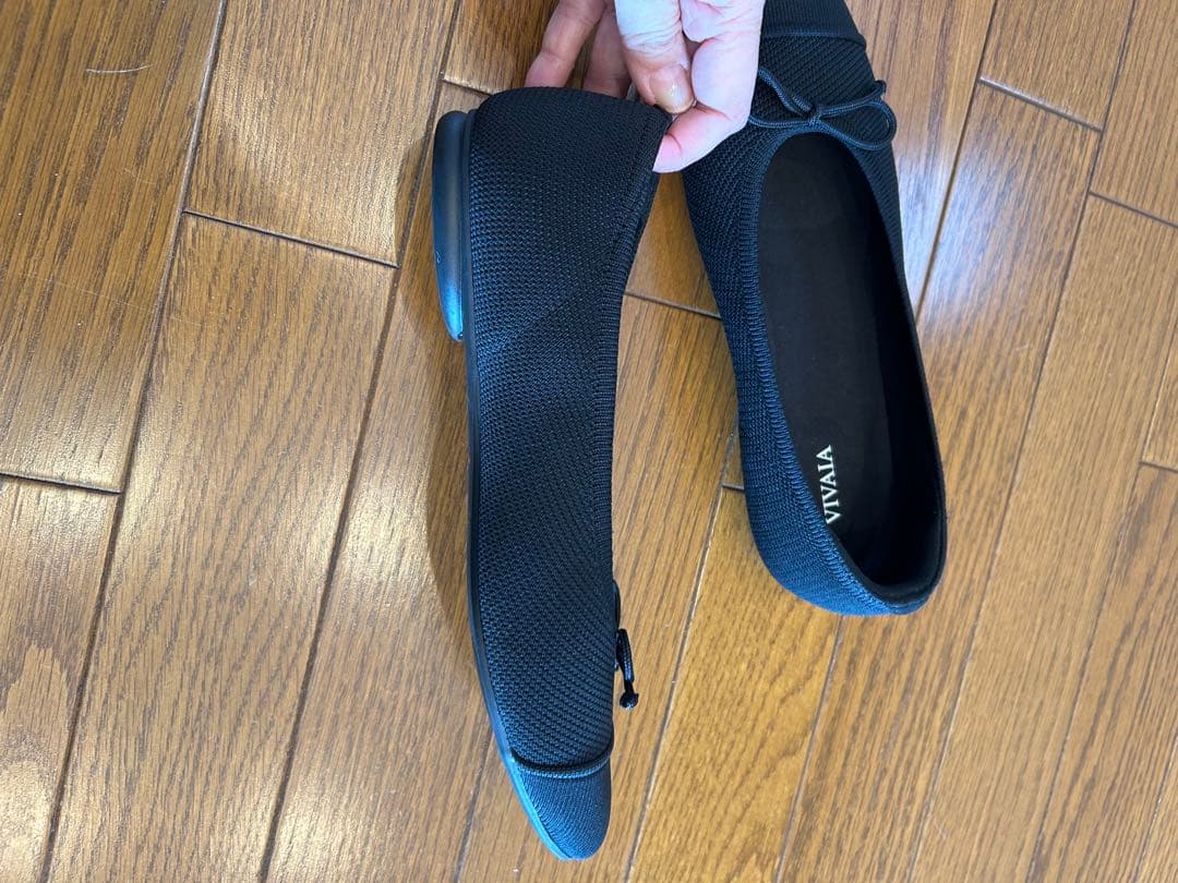 VIVIA ヴィヴァイア　ブラック アーモンドトゥフラットシューズ