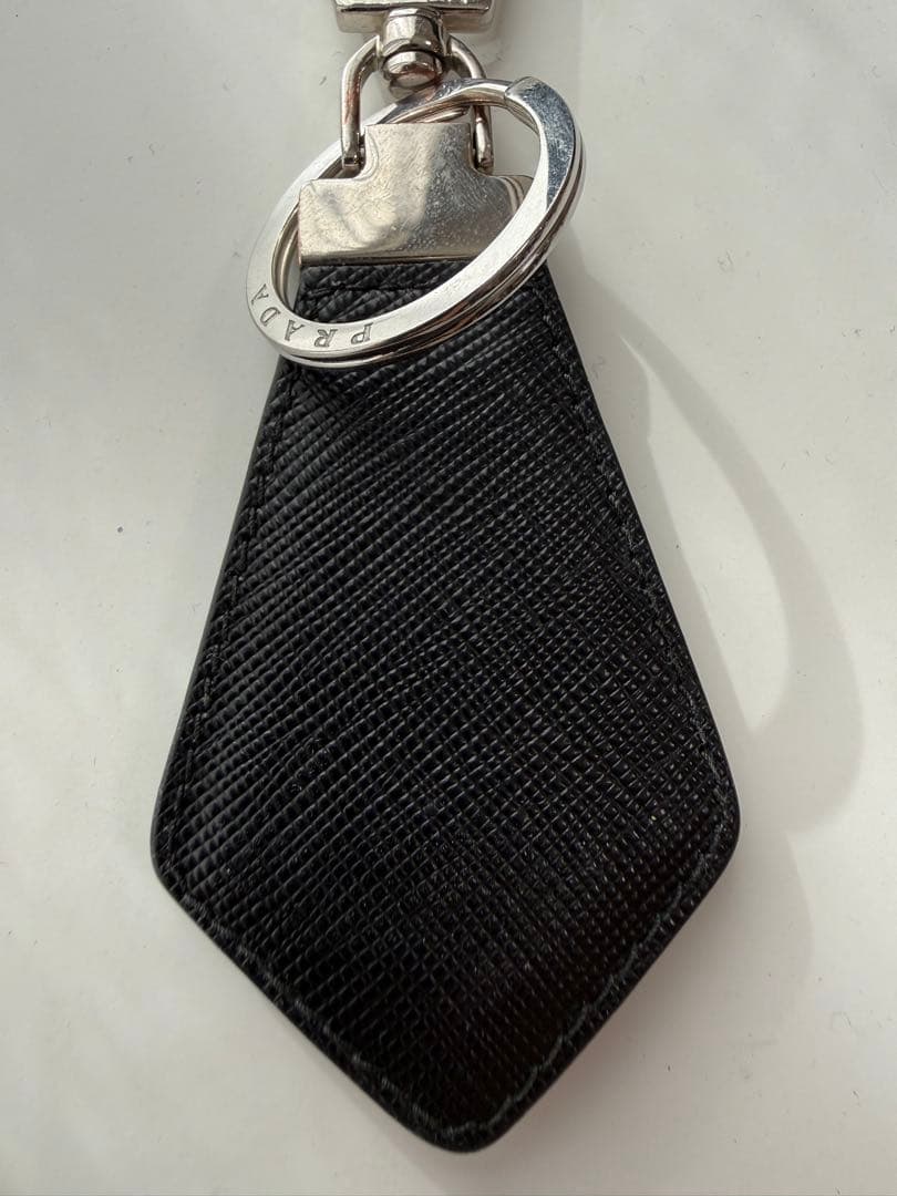 PRADA サフィアーノブラックレザーキーホルダー