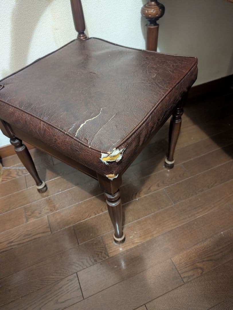 ダークブラウン オフィスチェアとデスク