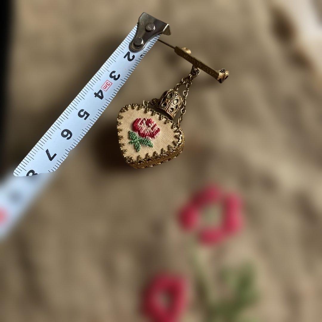 アンティークの香水瓶兼ブローチ 刺繍つき