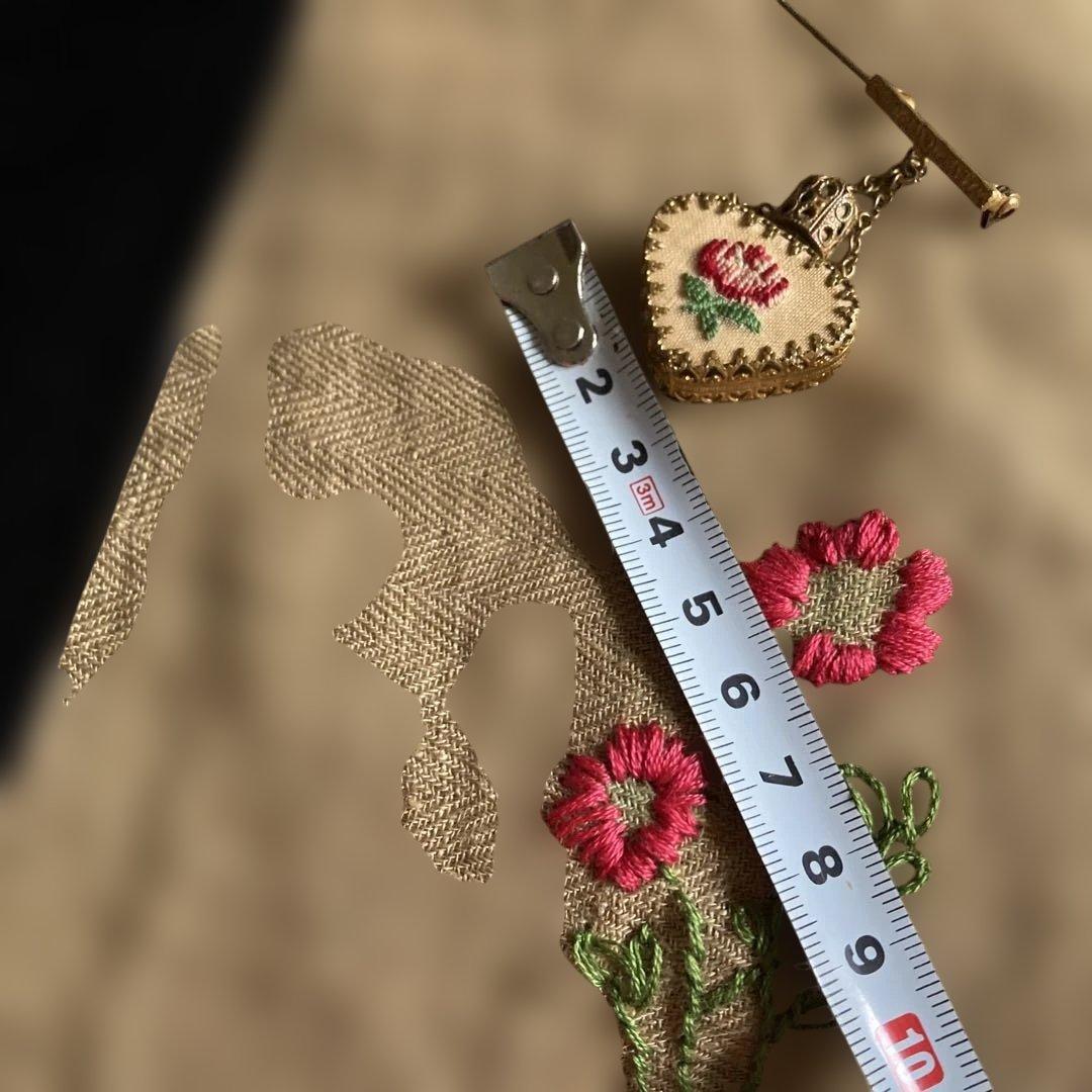 アンティークの香水瓶兼ブローチ 刺繍つき