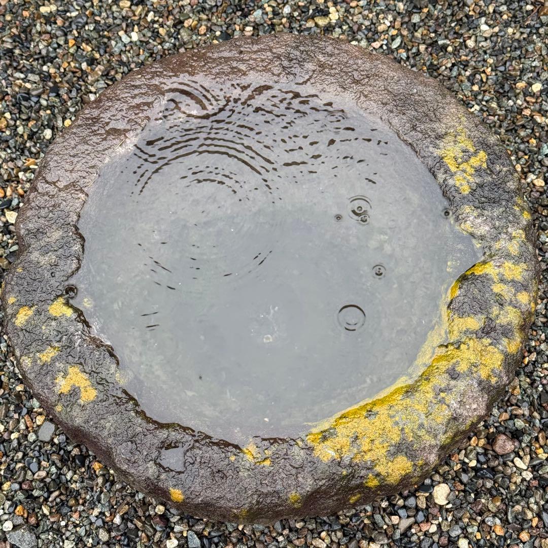 手彫りの天然石の手水鉢