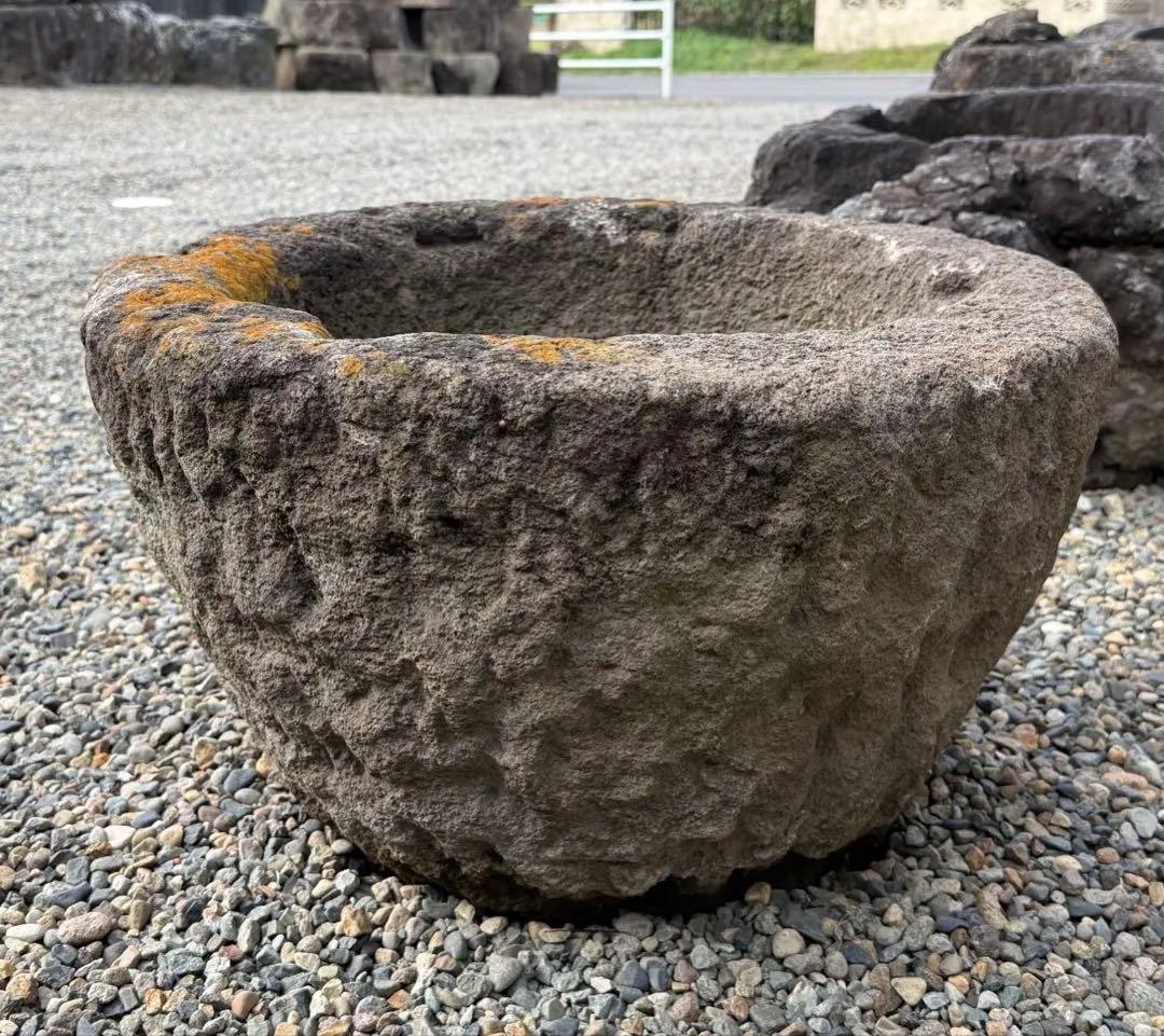 手彫りの天然石の手水鉢