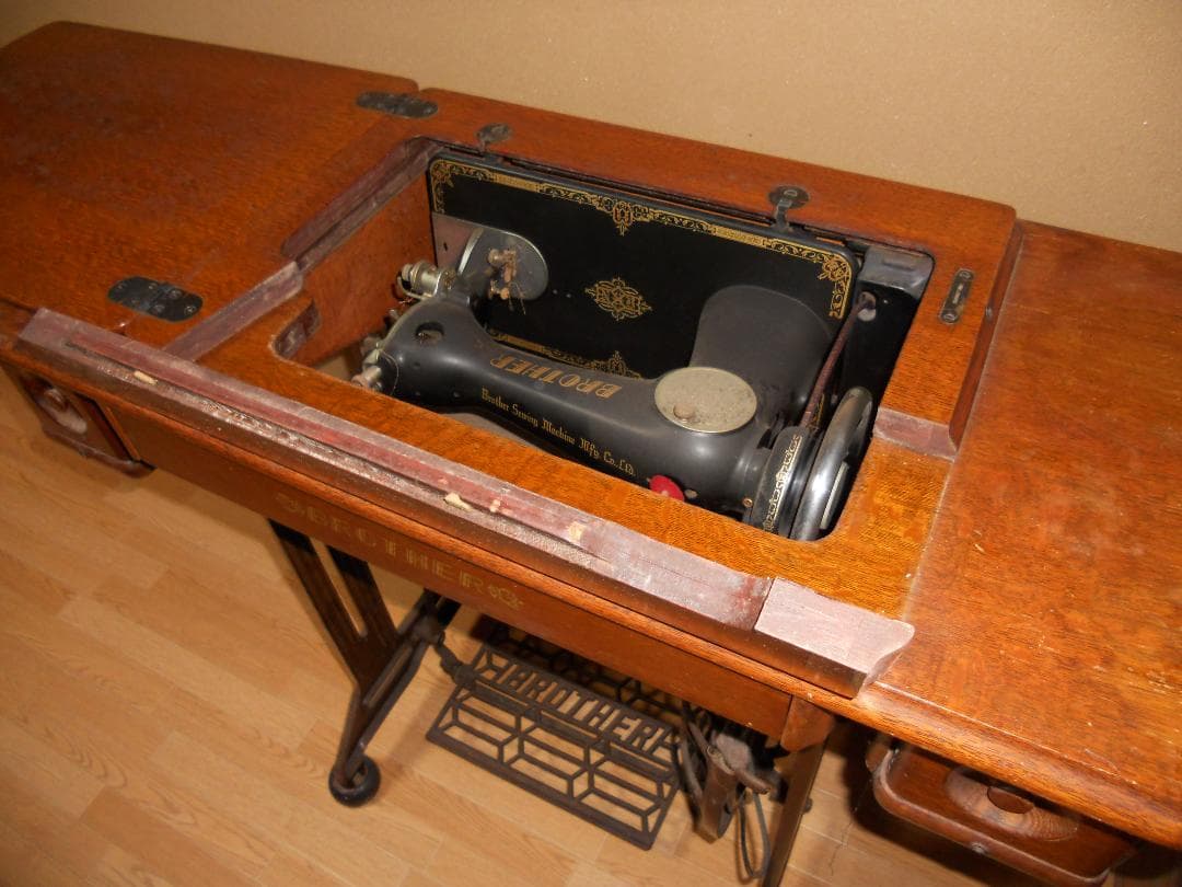 レトロ 足踏みミシン BROTHER ブラザー ミシン です。