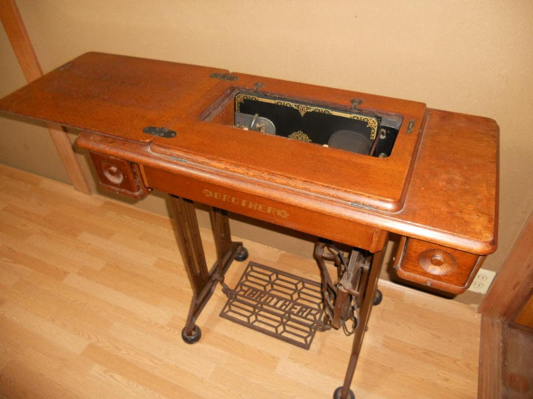 レトロ 足踏みミシン BROTHER ブラザー ミシン です。
