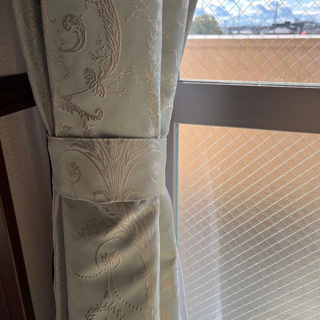 セシール　掃き出し窓用カーテン　ライトグリーン　レースカーテン付き①