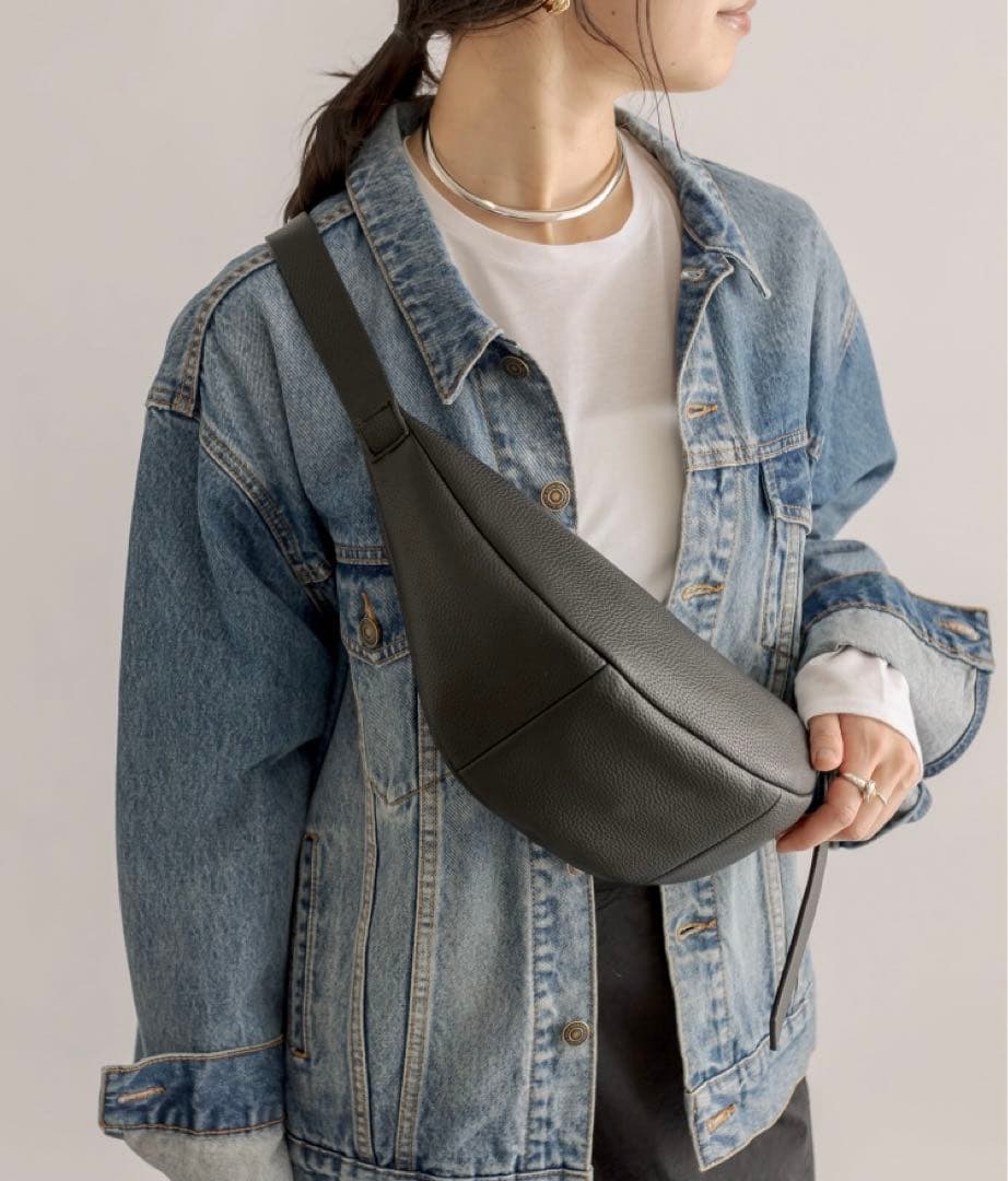 美品☆RIVE DROITE カーブボディバッグ レザー　ブラック　リヴドロワ