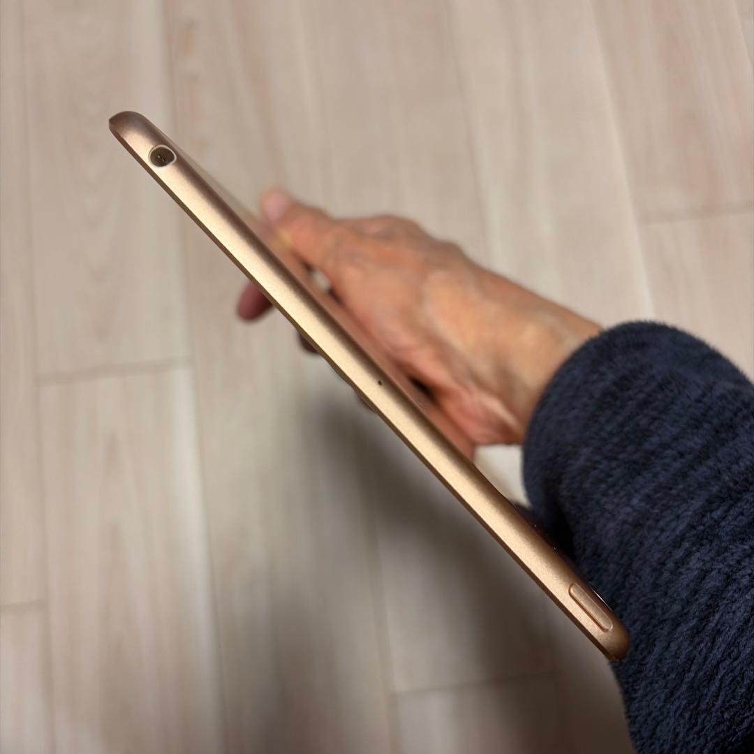 ト*シ Apple iPad ゴールド 本体