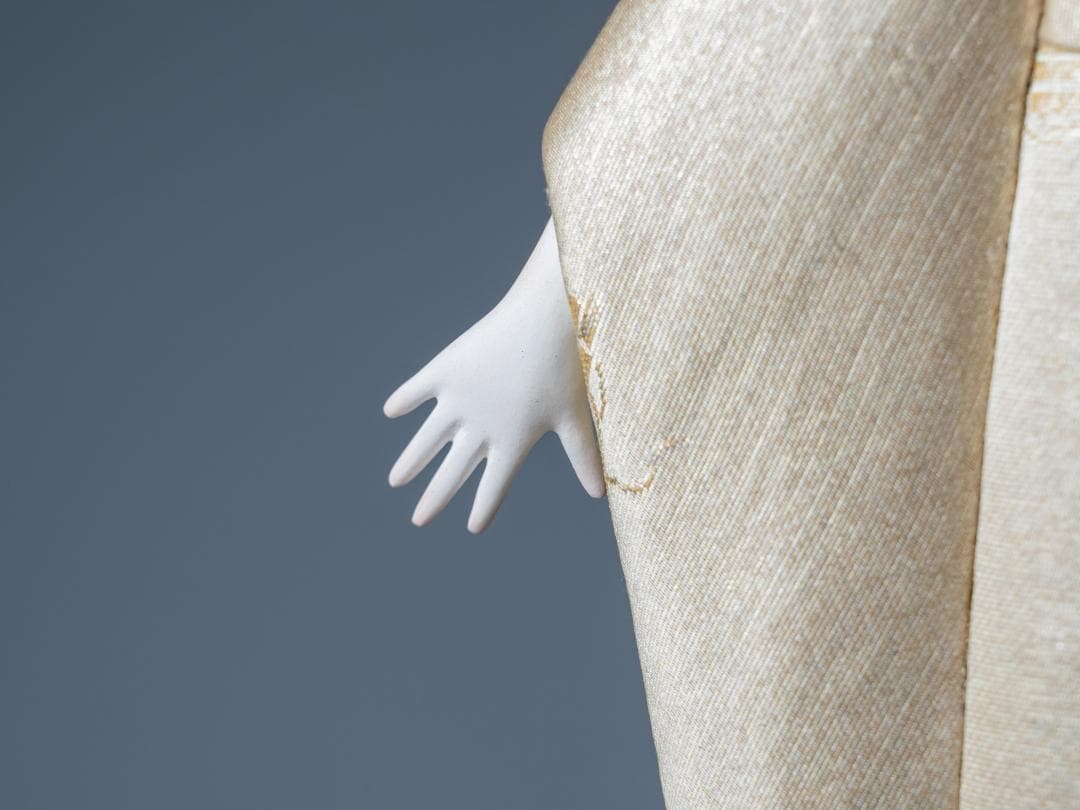 日本工芸会正会員 雨宮弘子作 嵌込人形『春野(佐保姫)』台共箱付 図録掲載品