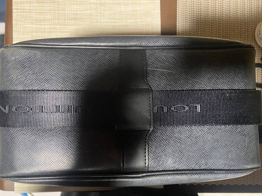 Louis Vuitton ブラックレザーショルダーバッグ