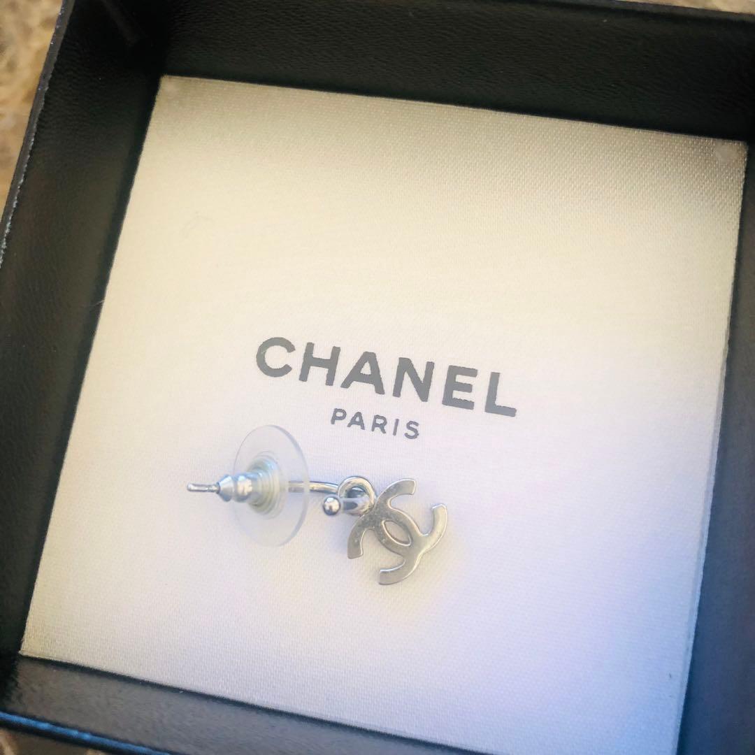CHANEL 片耳用ピアス シルバー調 ロゴ