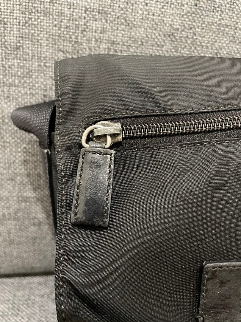 PRADA テスート ミニメッセンジャーバッグ 三角ロゴプレート NERO