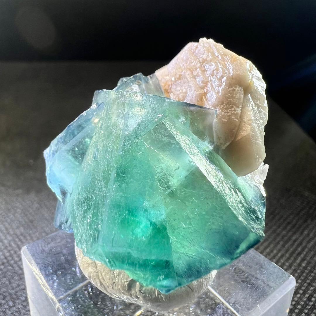 ヤオガンシャン産　「ピーコックグリーン」「孔雀緑色」ブルーウィンドウフローライト