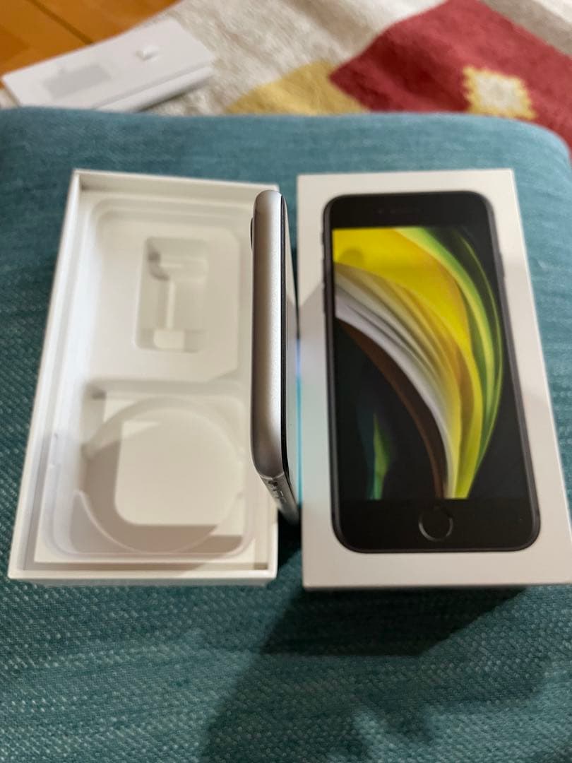 iPhone SE本体第2世代ホワイト128GBSIMフリー画面割れなし傷なし