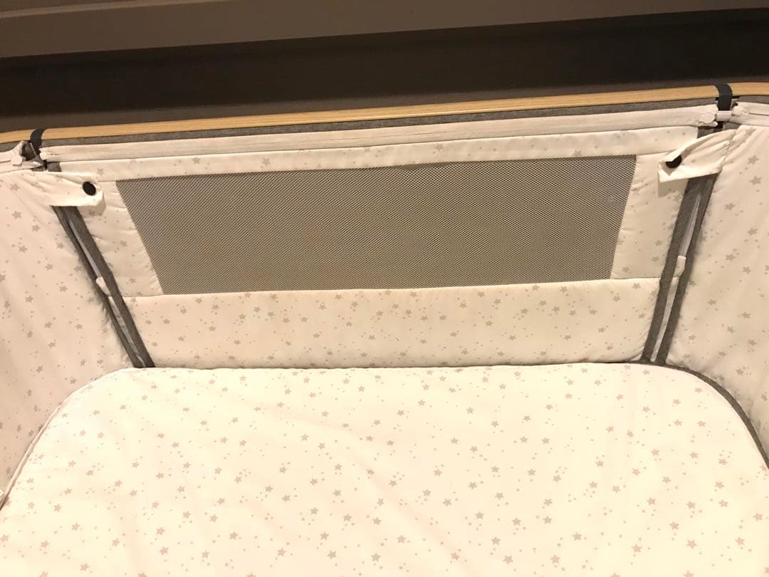 キャスター付き　ベビーベッド　グレー