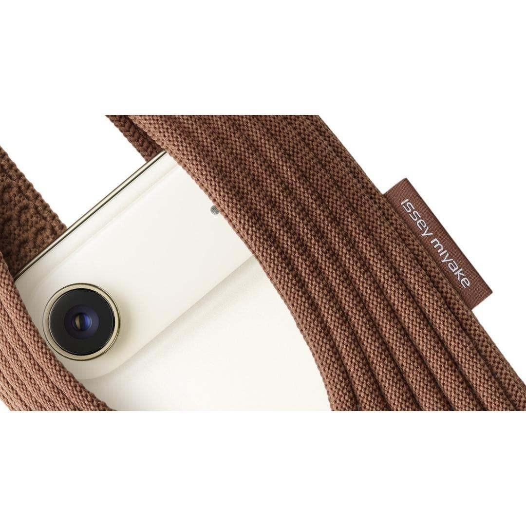 iPhone Pocket by ISSEY MIYAKE ショート シナモン