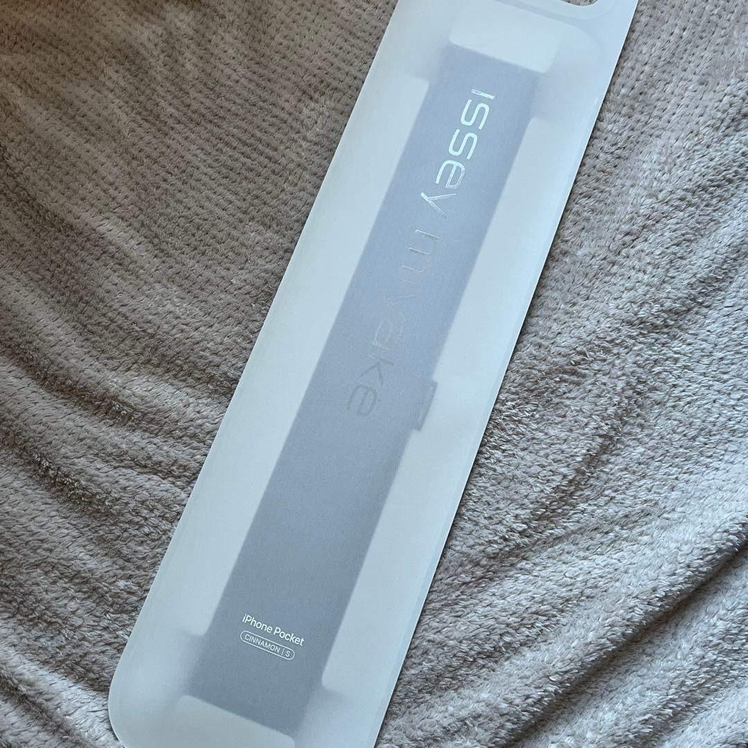 iPhone Pocket by ISSEY MIYAKE ショート シナモン