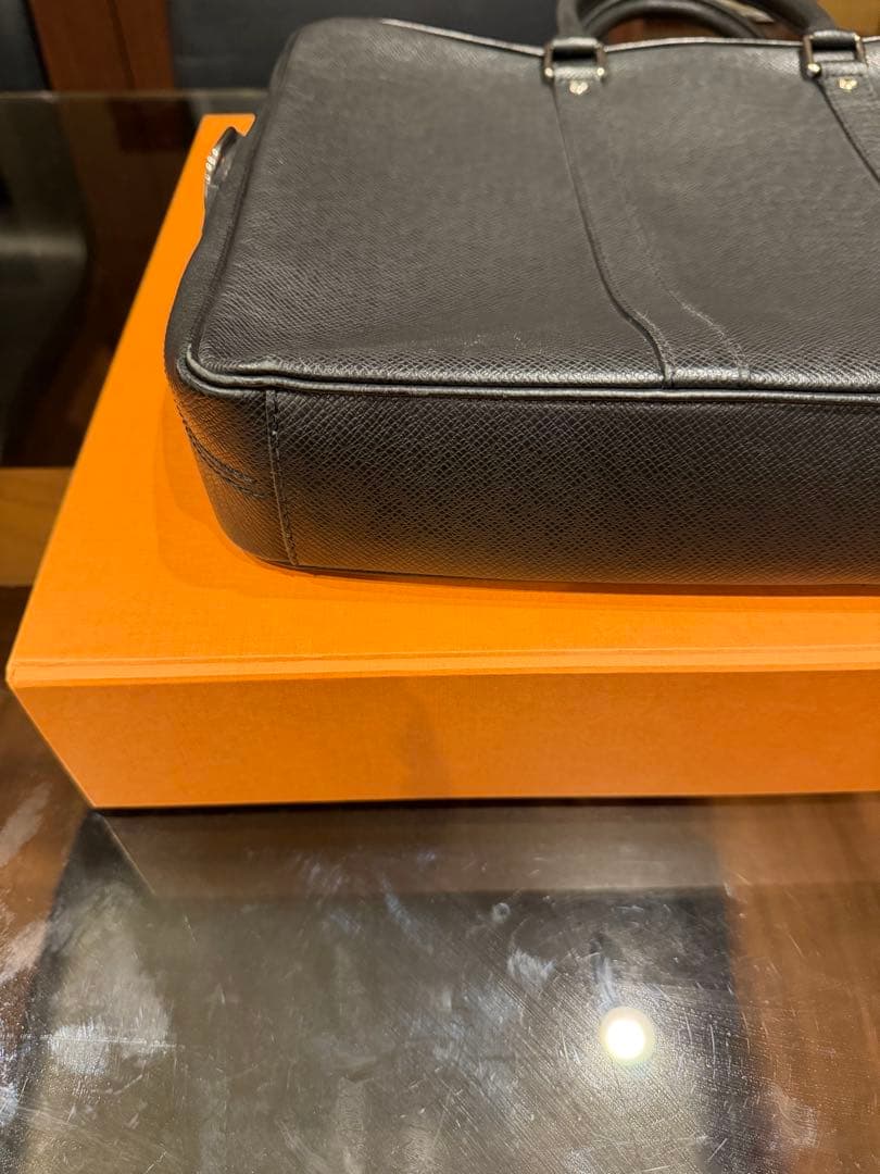 mobルイヴィトン タイガ　ポルト ドキュマン・ヴォワヤージュ　ブラック