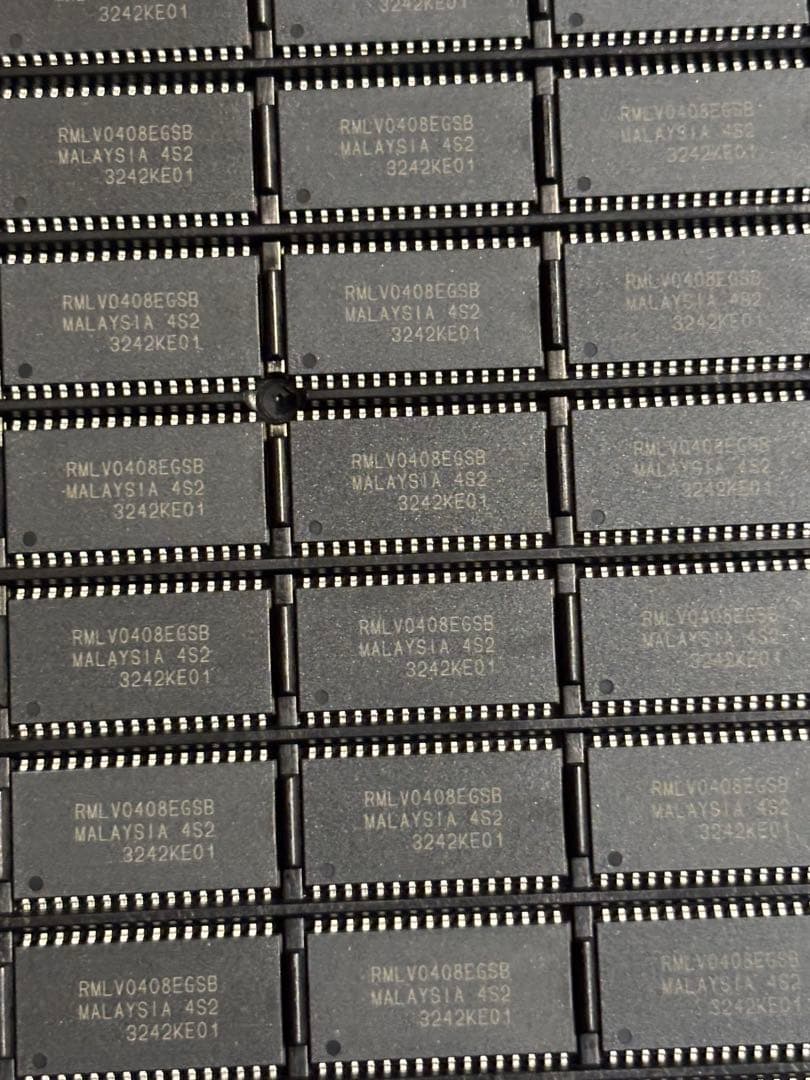 302個。電子部品ICチップRMLV0408EGSB4S2長期保管品新品同様未使