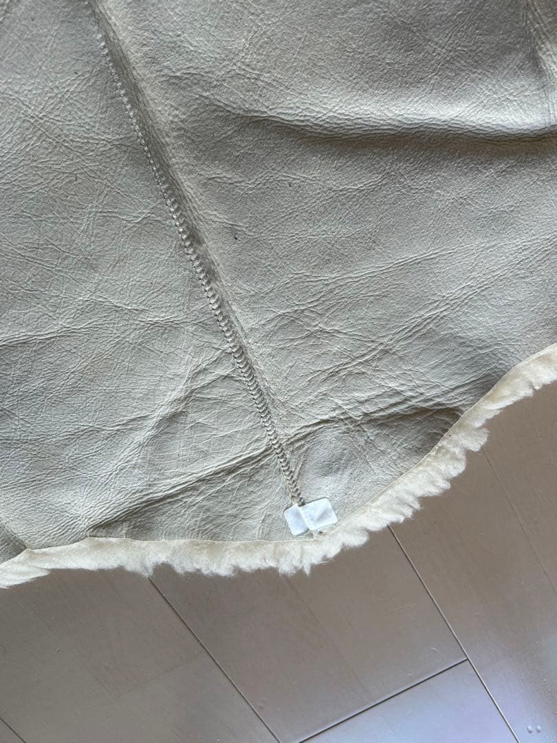 オフホワイト 羊毛ラグ 不規則形状